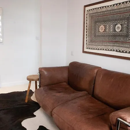 Modern 1 Bed Flat In Converted Church Bristol