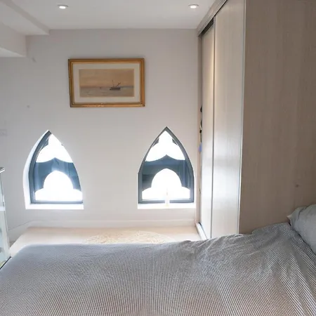Modern 1 Bed Flat In Converted Church アパート ブリストル