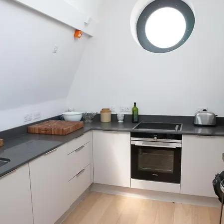 Modern 1 Bed Flat In Converted Church アパート ブリストル