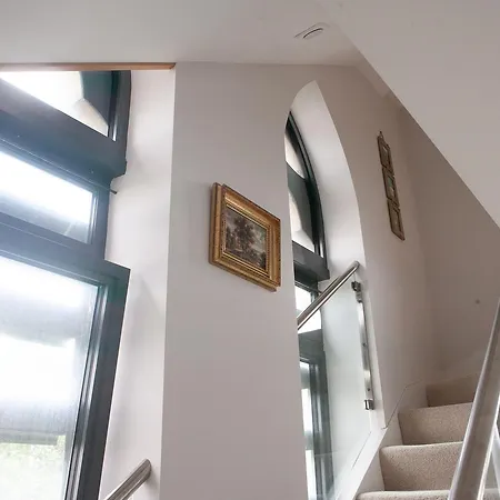 Modern 1 Bed Flat In Converted Church Lägenhet