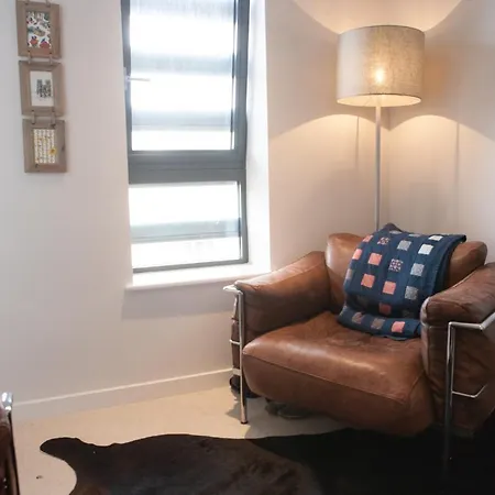 Modern 1 Bed Flat In Converted Church アパート ブリストル